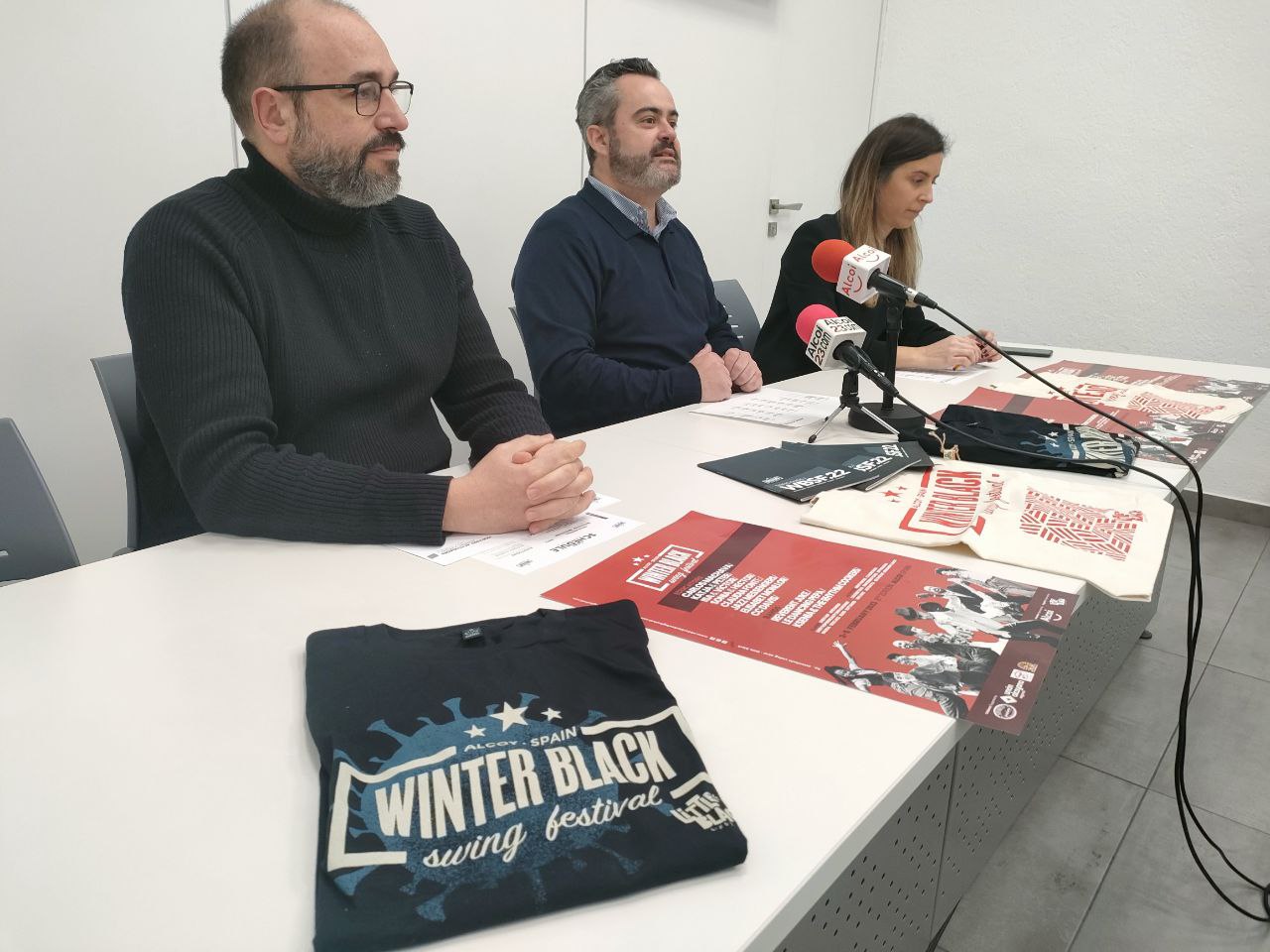 Presentació del Winter Black Swing Festival, amb Pilar Molina i Hermes Vélez de l'organització, i el regidor de cultura Raül Llopis.