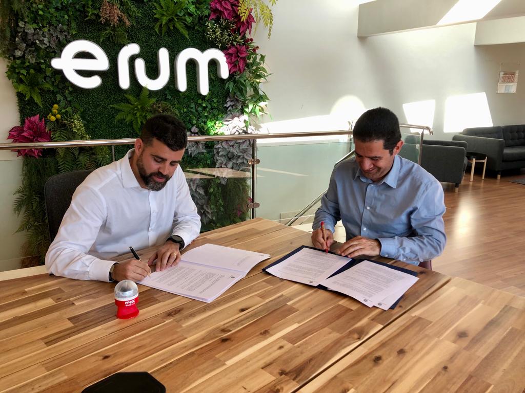 Toni Francés i Juan Manuel Erum signen el conveni del SandBox.