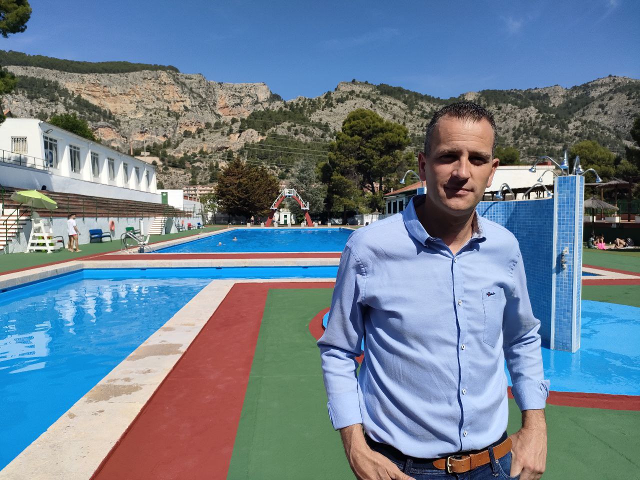 El regidor Alberto Belda en el primer dia de piscines. 