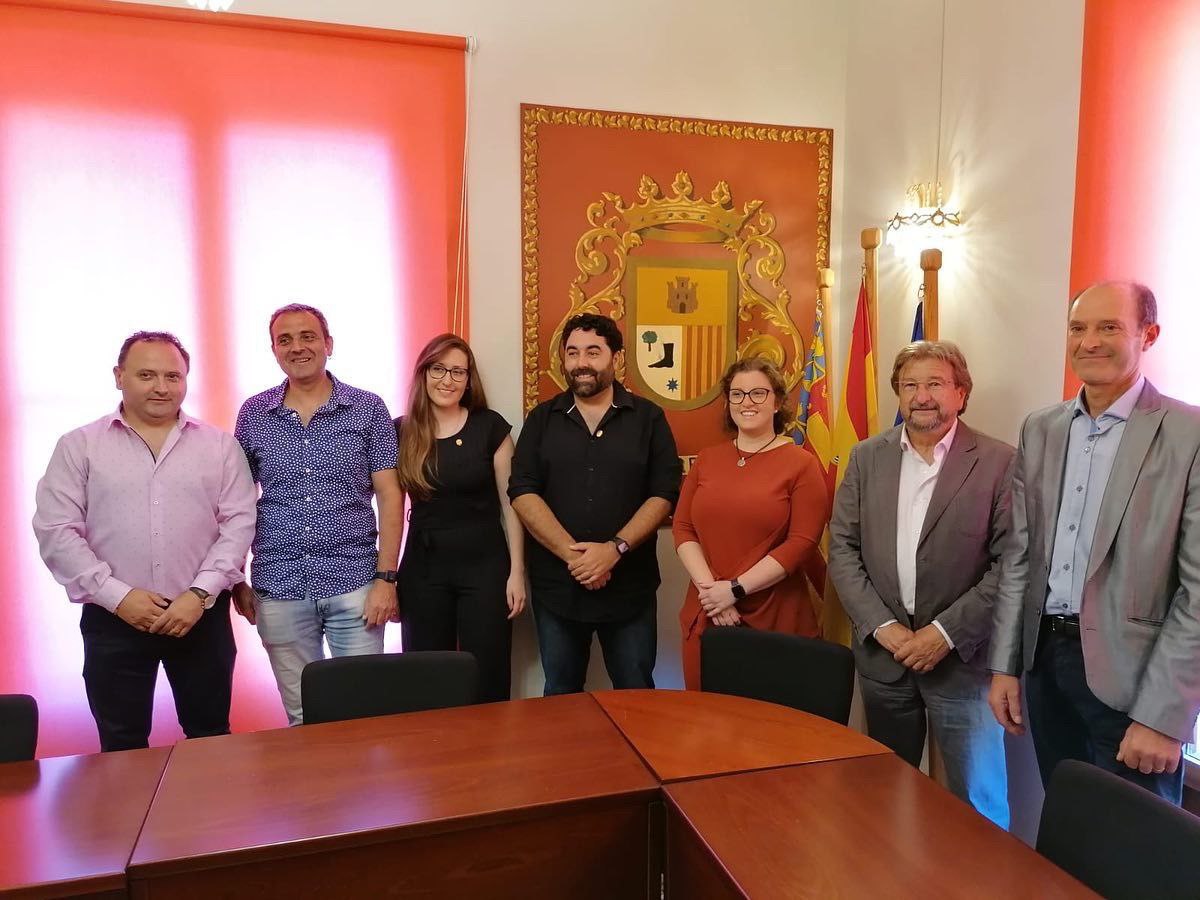 Enmig de roig, Maria garcía, nova alcaldessa d'Agres. 