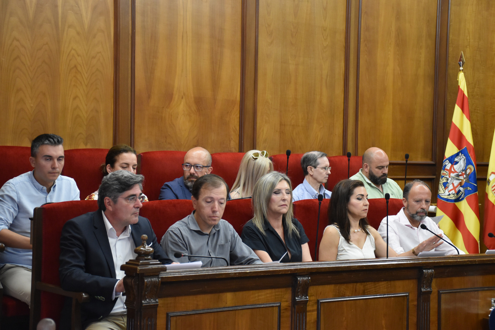 A l'altre costat del plenari tenim els 8 regidors del PP i els 3 de VOX. 