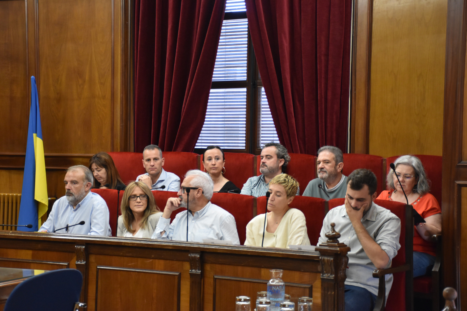 Una bancada l'omplin els regidors de l'esquerra, tant els de govern (PSOE i Compromís) com Guanyar en l'oposició. 