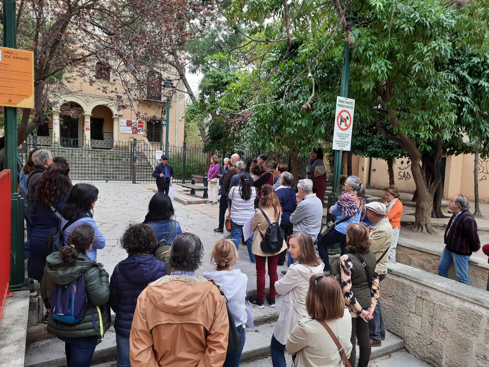 Inici de la ruta, al Sindicat Vertical Franquista, hui seu de la UGT. Imatge de Carles Castillo, soci del CAEHA.