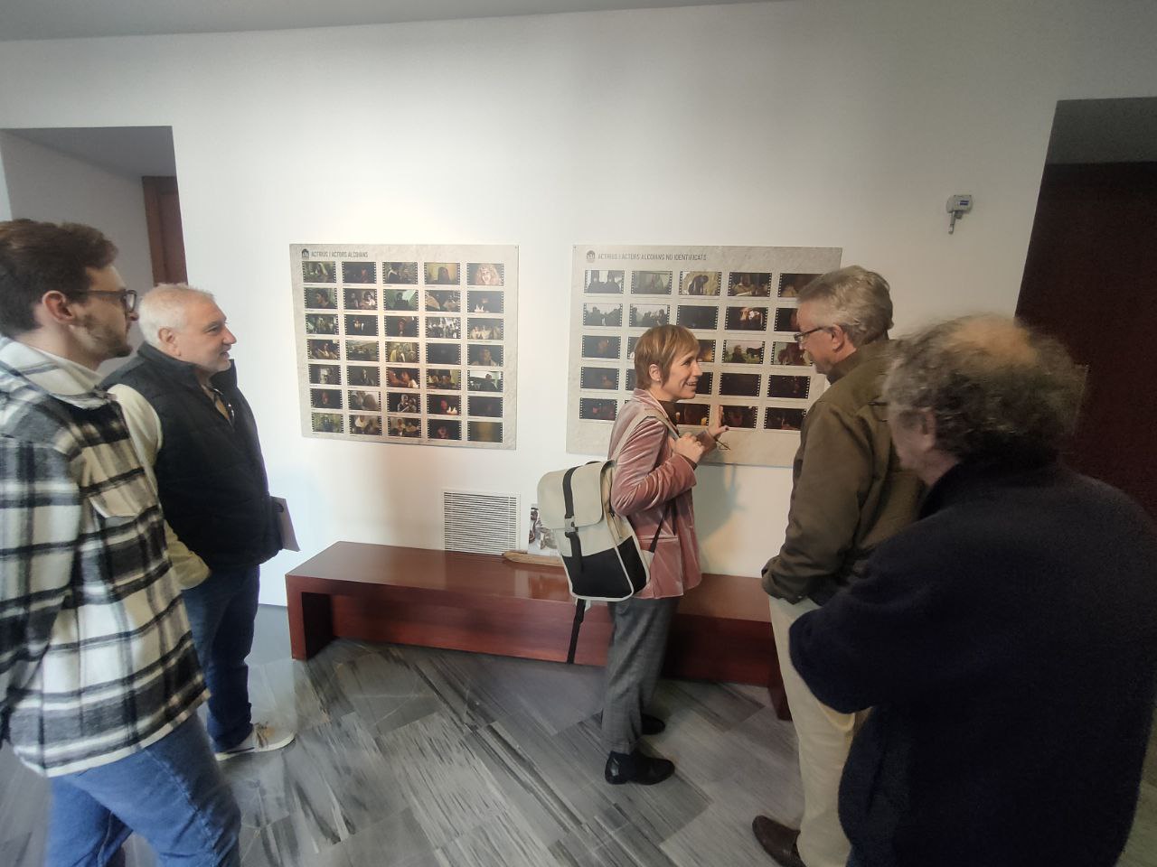 L'exposició també és un treball d'investigació on es vol arreplegar el nom de tots els alcoians que participaren en el rodatge. A l'exposició hi ha n mural amb imatges d'actors desconeguts i un retolador perquè apuntes el nom si coneixes algun.