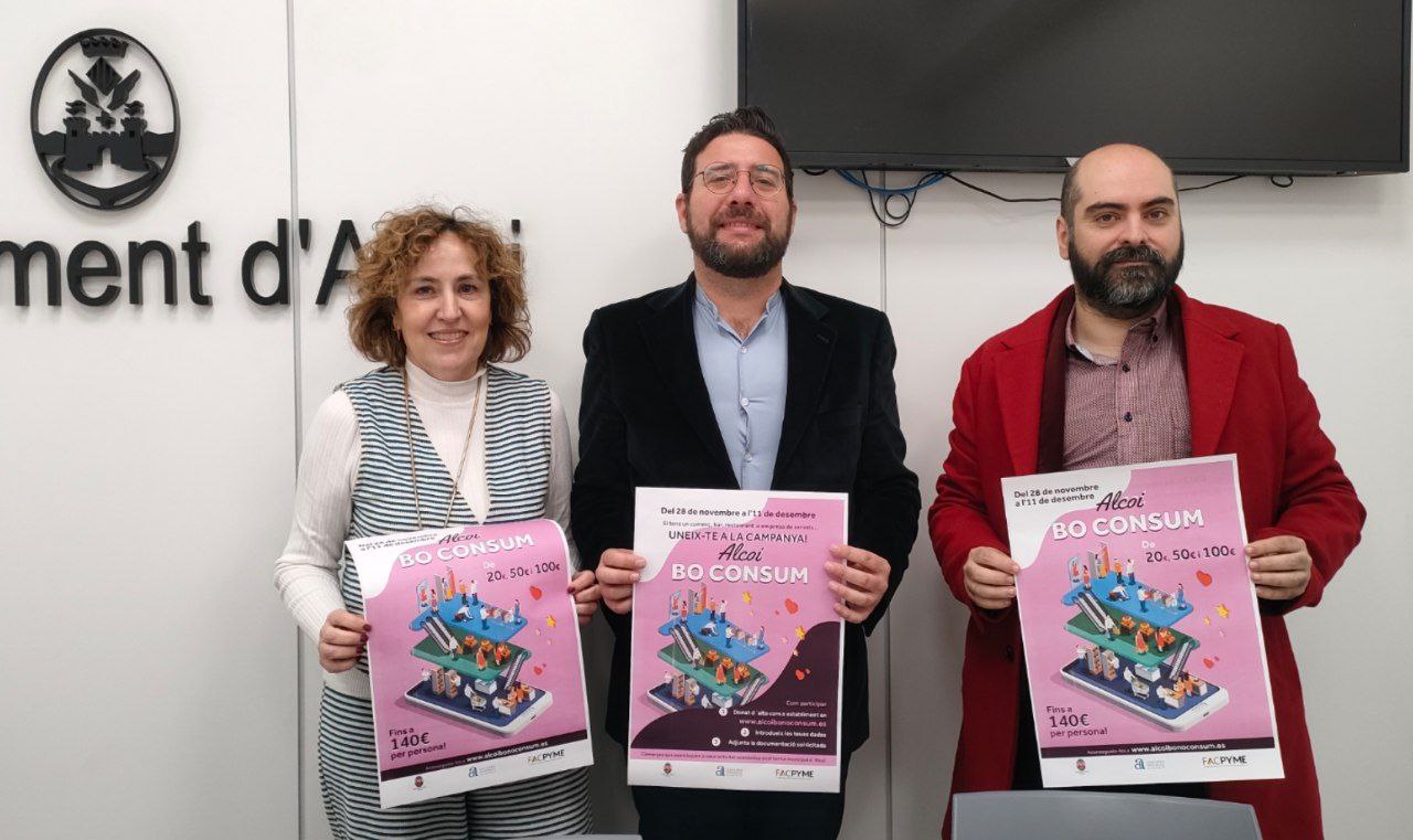 Presentació de la quarta campanya dels bons consum amb representants de l'Ajuntament, la Cambra de Comerç i la federació de comerciants d'Alcoi. 