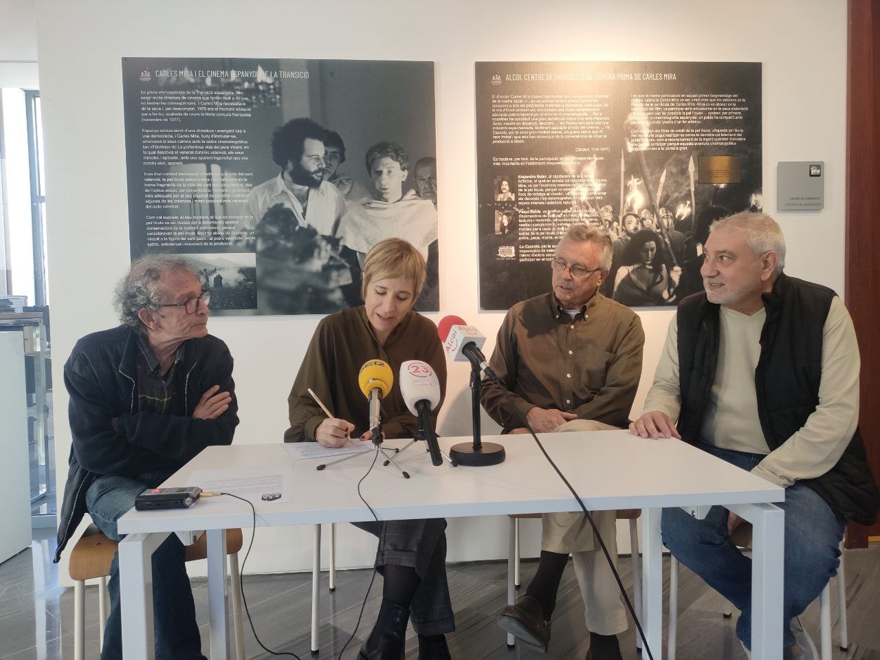 Presentació de l'exposició amb la regidora de cultura, els comissaris Quico Carbonell i Toni Reig; i el periodista Ximo Llorens. 