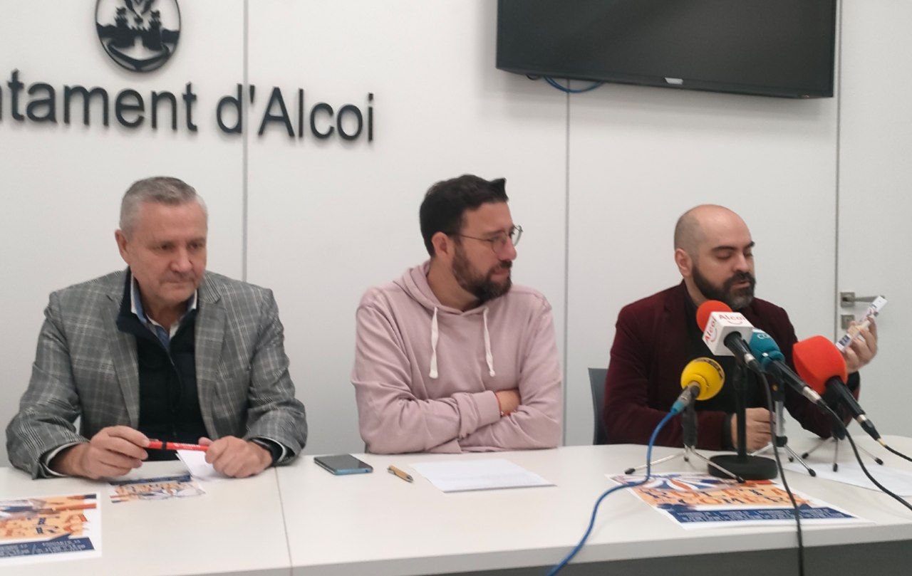 Alex Cerro, d'Alcoi Comercial, mostra el tiquet que val per una tirada de la Ruleta.