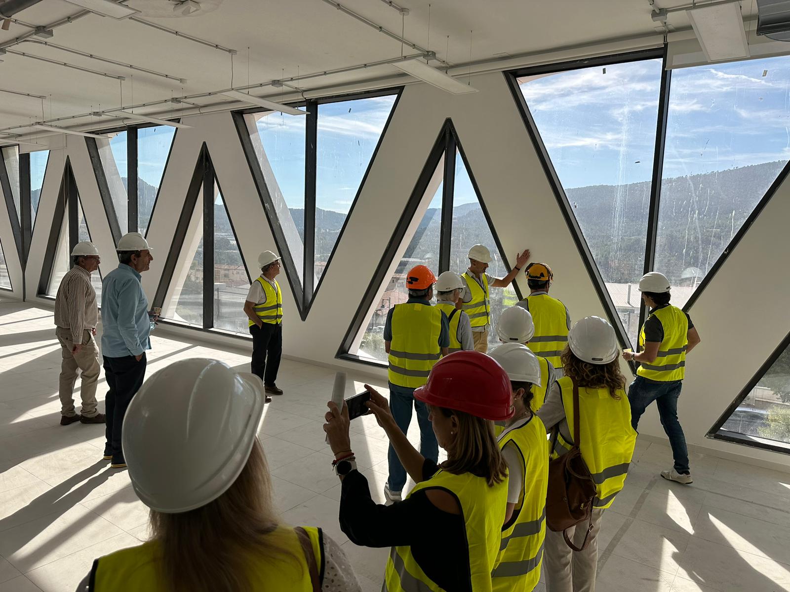 Els arquitectes en la visita a AITEX. 