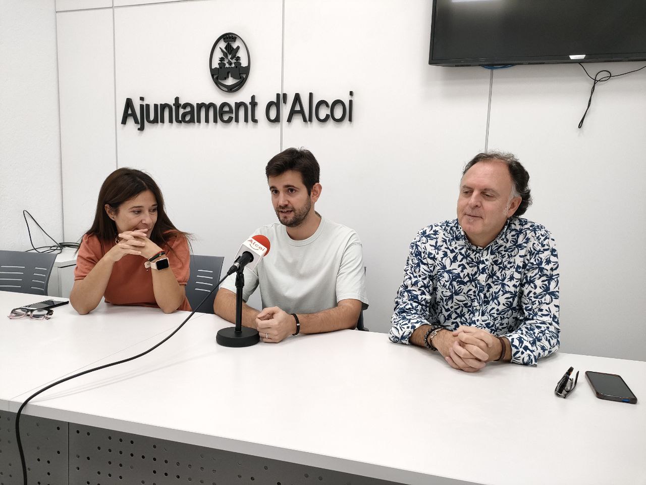 Jorge Hinojosa i Moisés Olcina amb la regidora de turisme Lorena Zamorano.