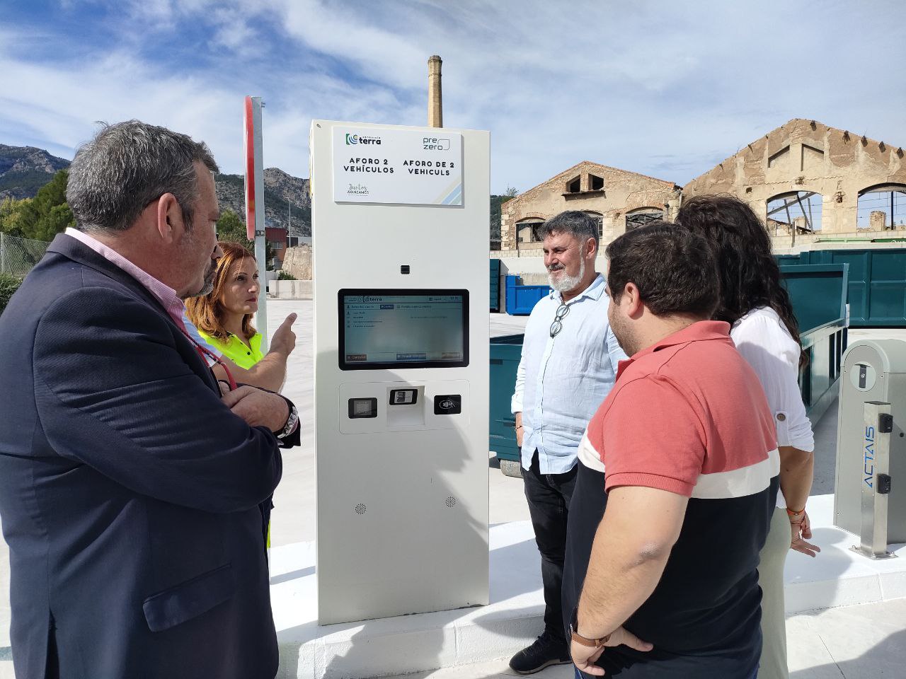 Una operari mostra el sistema informatitzat