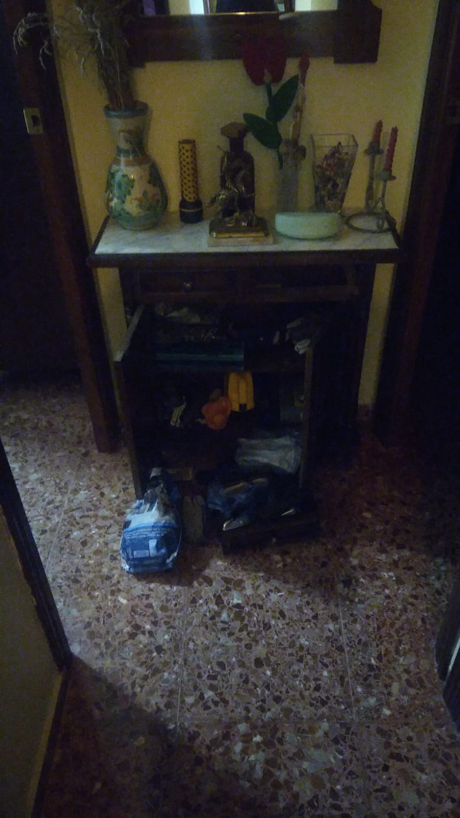 Armaris rebolicats en una vivenda afectada. 