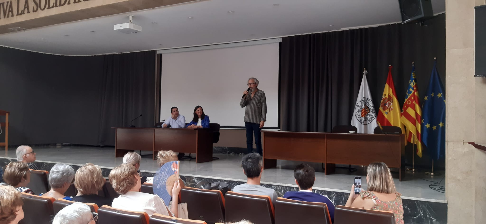 L'alcalde Toni Francés i la regidora Aroa Mira donen la benvinguda a l'alumnat de les Aules Grans.