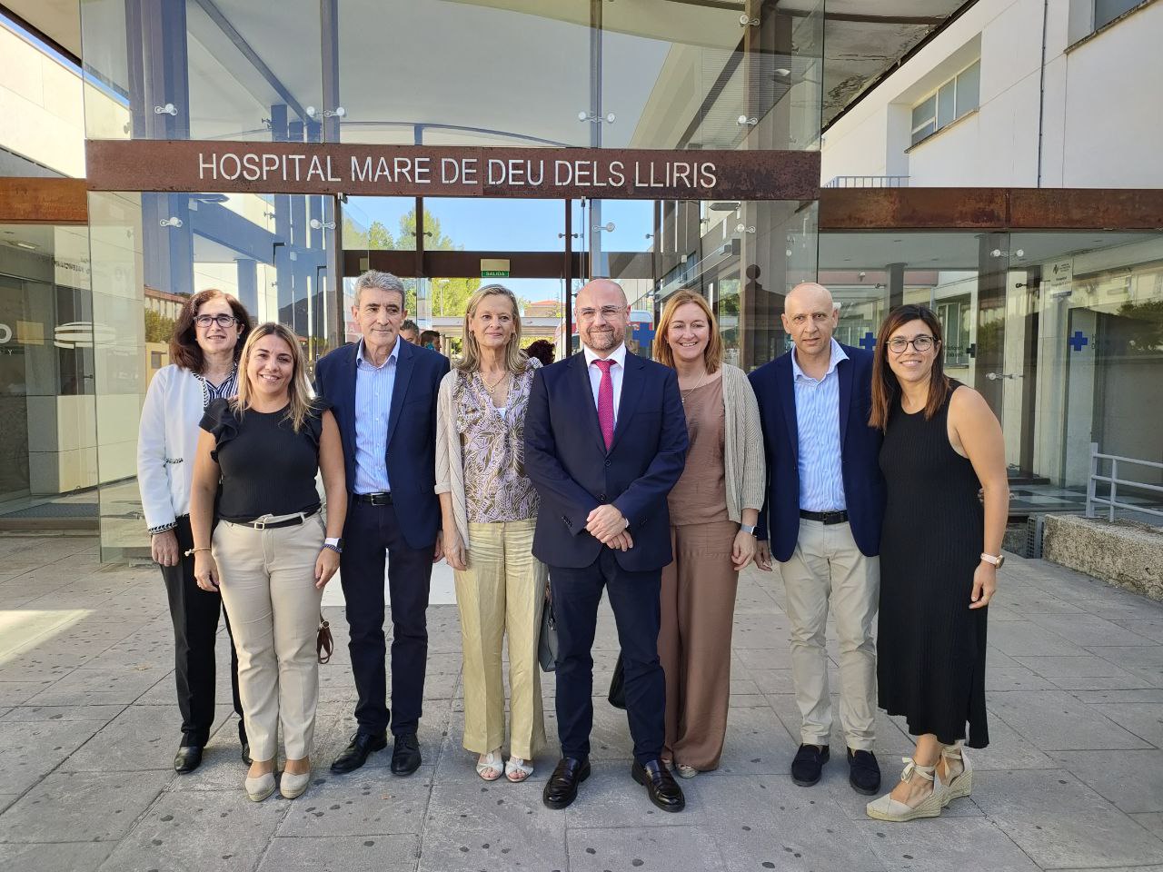 El secretari autonòmic de Sanitat enmig, amb part del nou equip directiu del Departament.