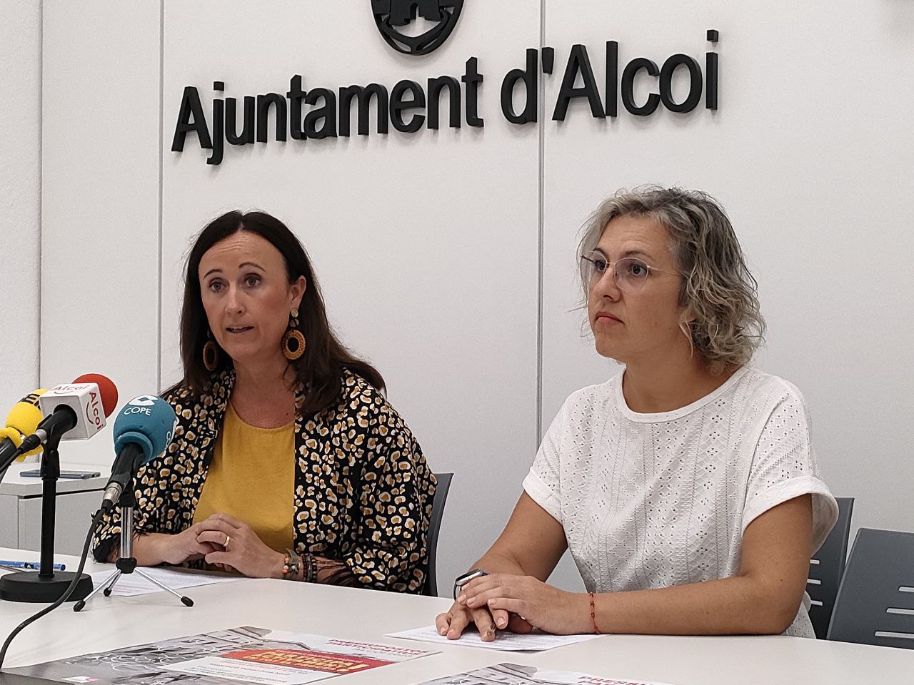 La regidora Aroa Mira i la tècnic Elia Llinares presenten la nova edició dels pressupostos participatius