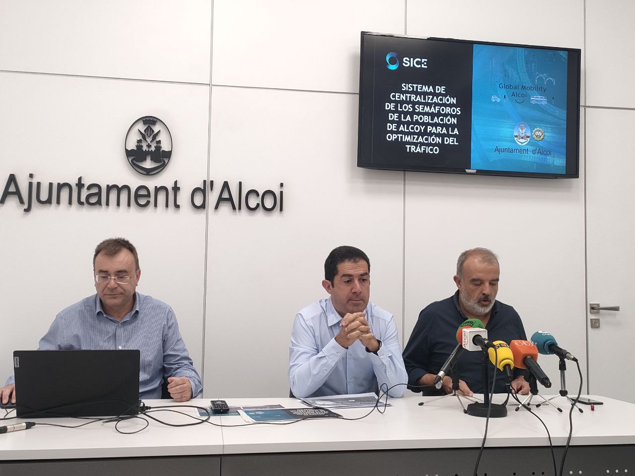 Francisco Moya, amb l'alcalde i el regidor de mobilitat.