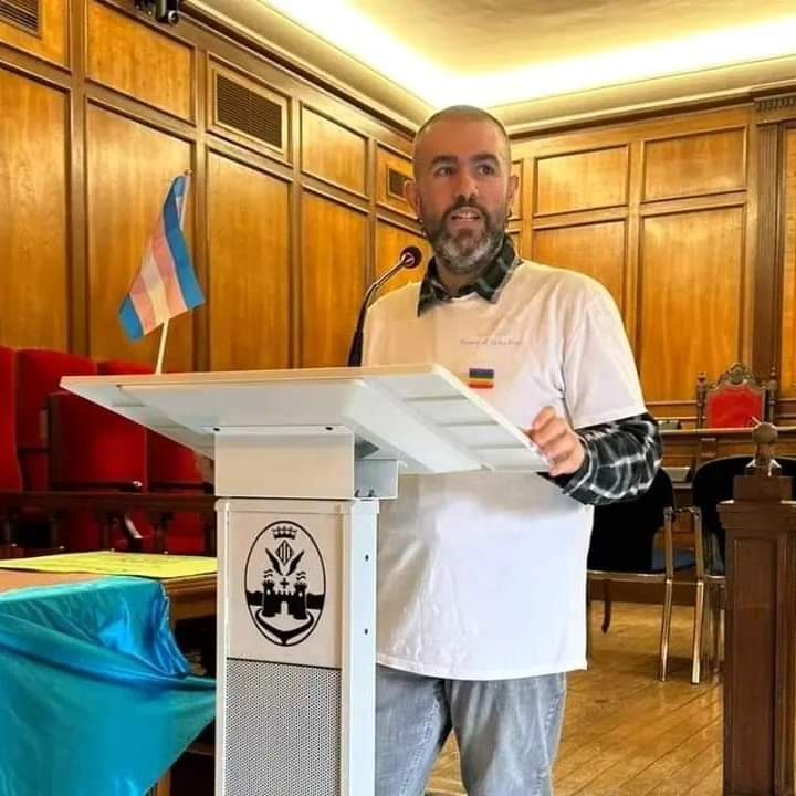 Aitor Pla en l'acte pel dia de la visibilitat trans a l'Ajuntament d'Alcoi. 
