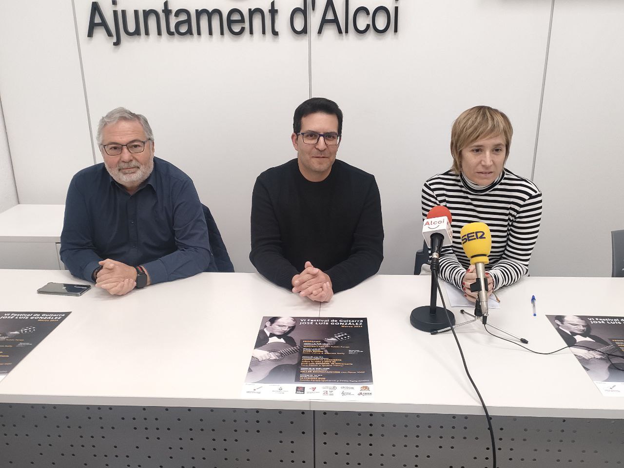 Amics de la Guitarra i la regidora de culutura presenten el Festival. 