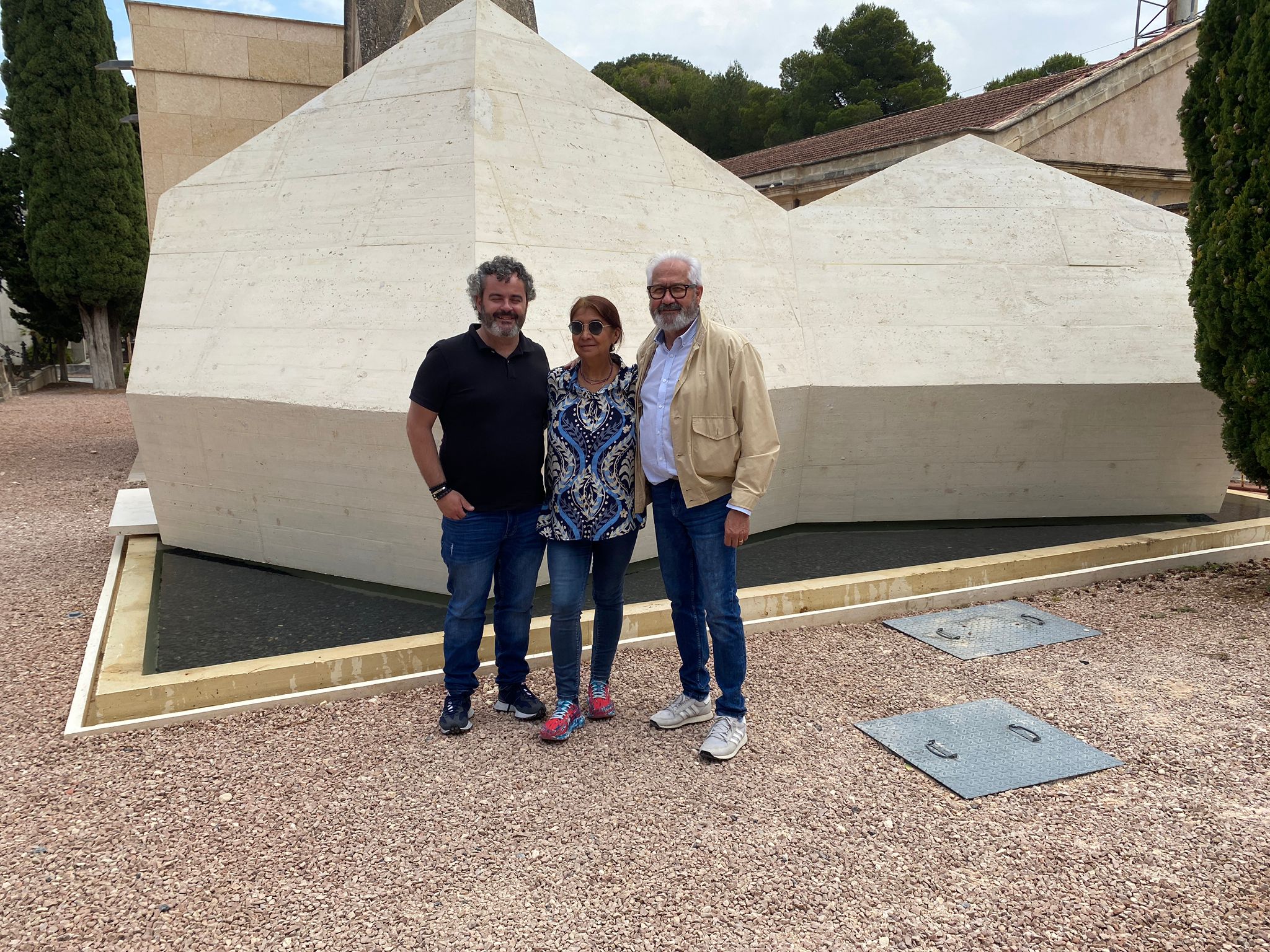 El mausoleu al cementeri, molt avançat