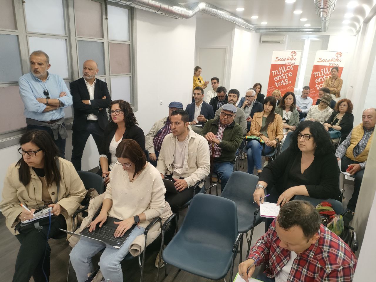 Periodistes en les primeres files, i regodirs socialistes de totes les comarques en la resta de la sala.