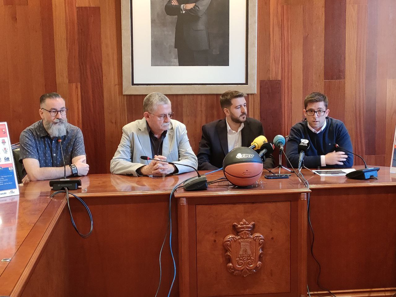 El regidor d'esports i l'alcalde, amb l'entrenador de l'Iris Contestà i el president de la Federació de Bàsquet.