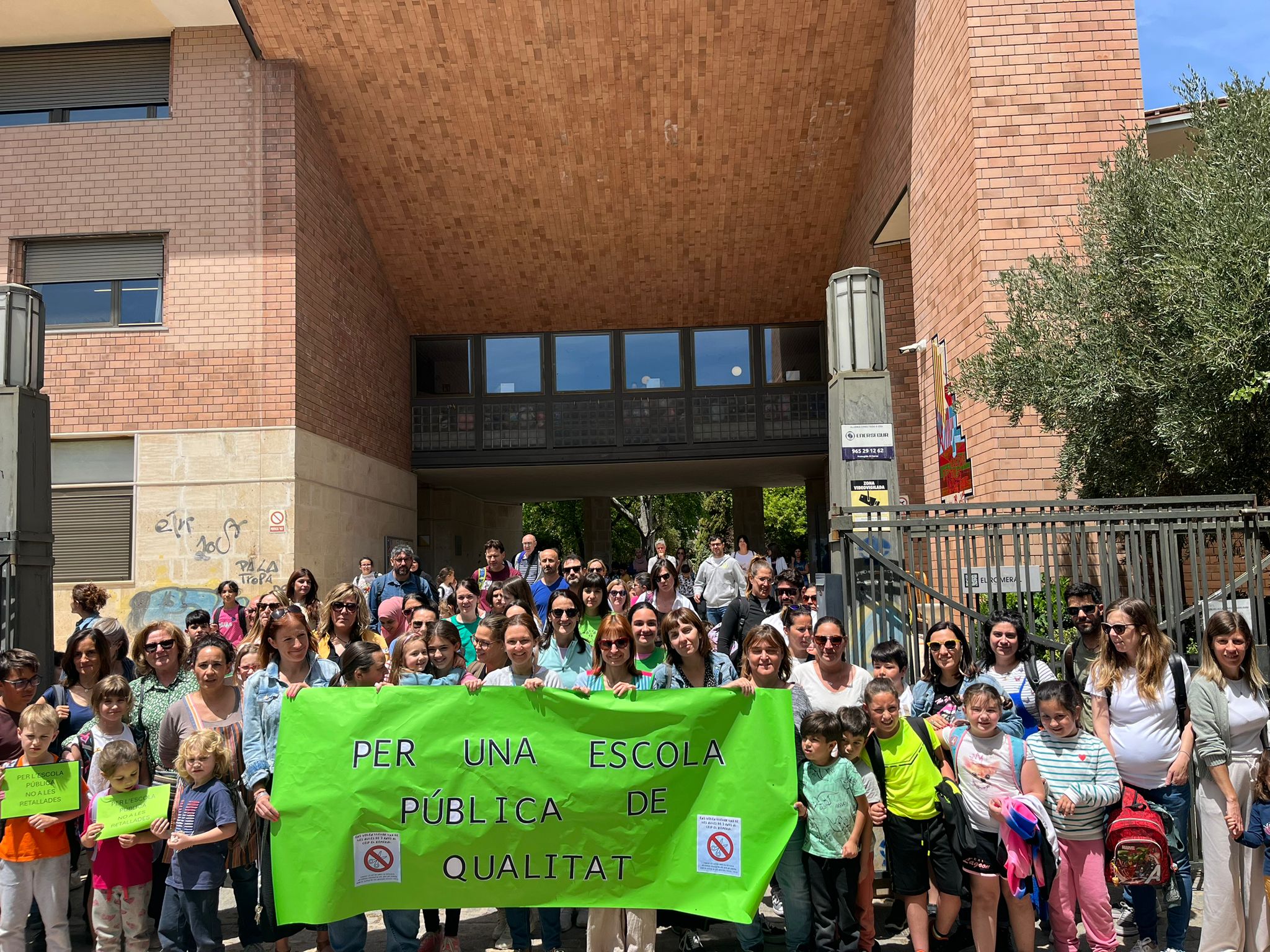 Nombrosa concentració a les portes del Romeral, col·legi afectat per l'arranjament del PP