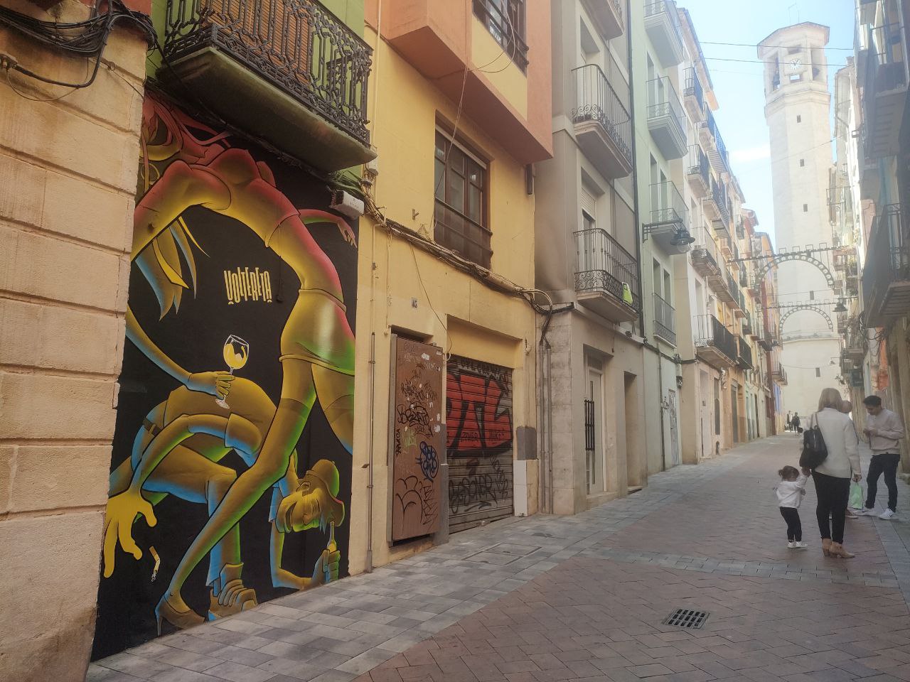 Així era el mural que ara s'ha repintat. Les façanes i portes amb grafits vandàlics de moment no es repinten. 