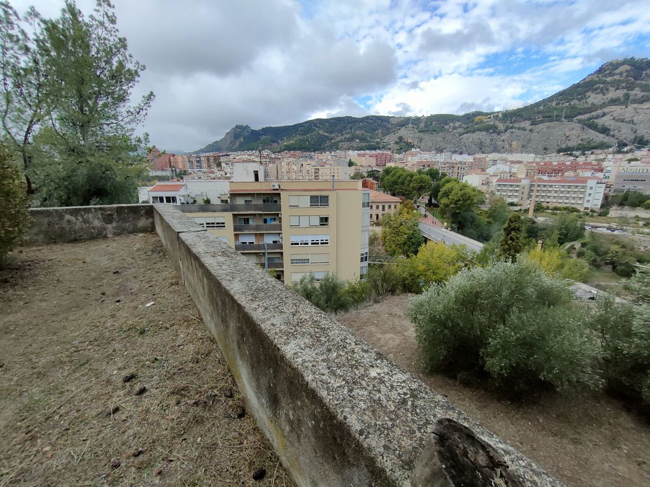 Els terrenys s'estenen fins a la Beniata i el pont de Cervantes. 