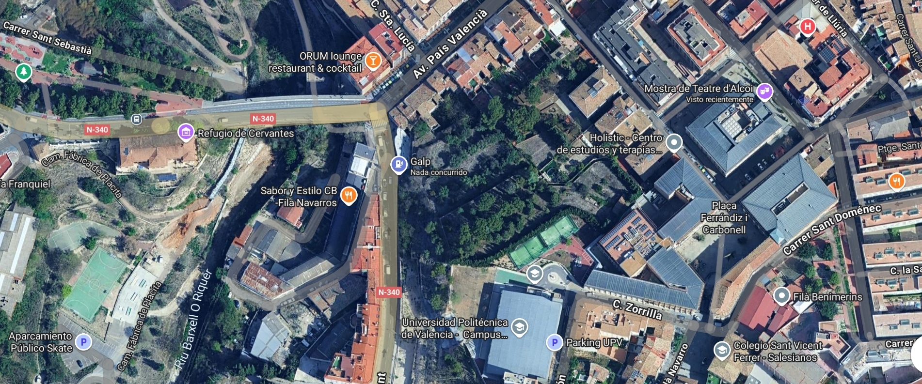 Imatge del Google Maps on es pot apreciar tot el terreny cobert d'arbres, entre la Beniata i la Universitat.