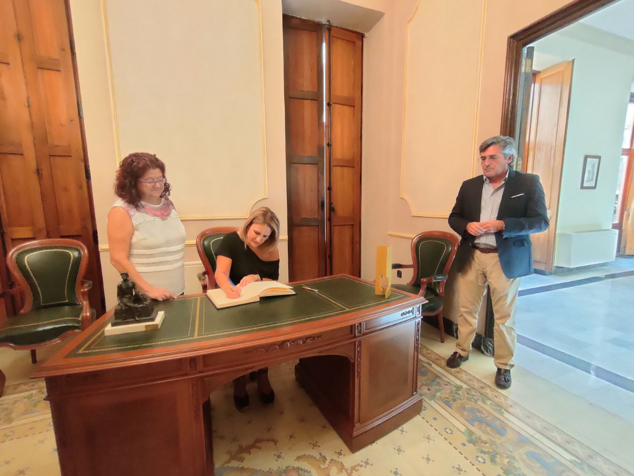 Firmant en el llibre de visites. 