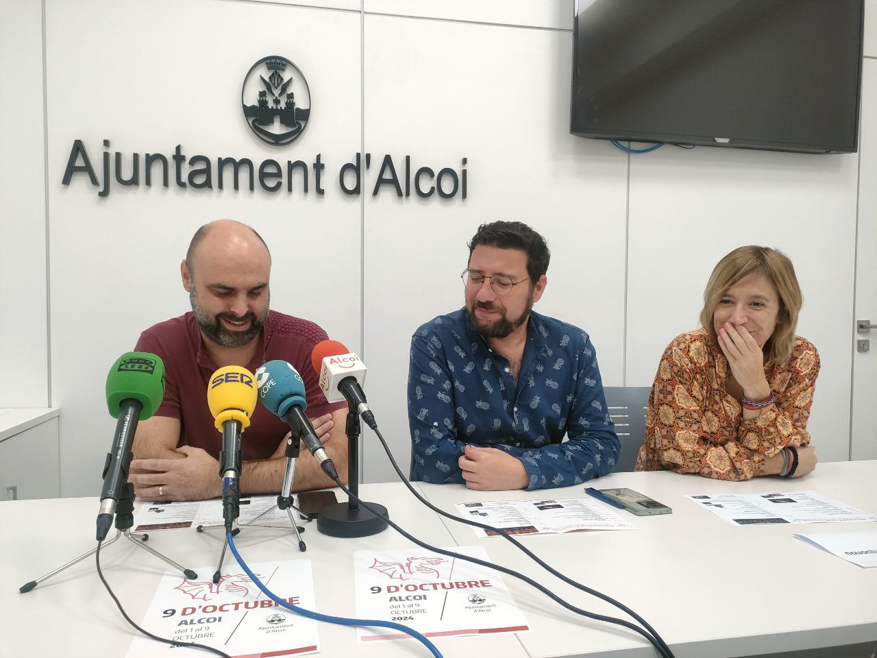 Presentació de les activitats, amb la regidora de cultura Elisa Guillem, el regidor de comerç Álex Cerradelo, i el representant dels llibreters José Ernesto Nadal.