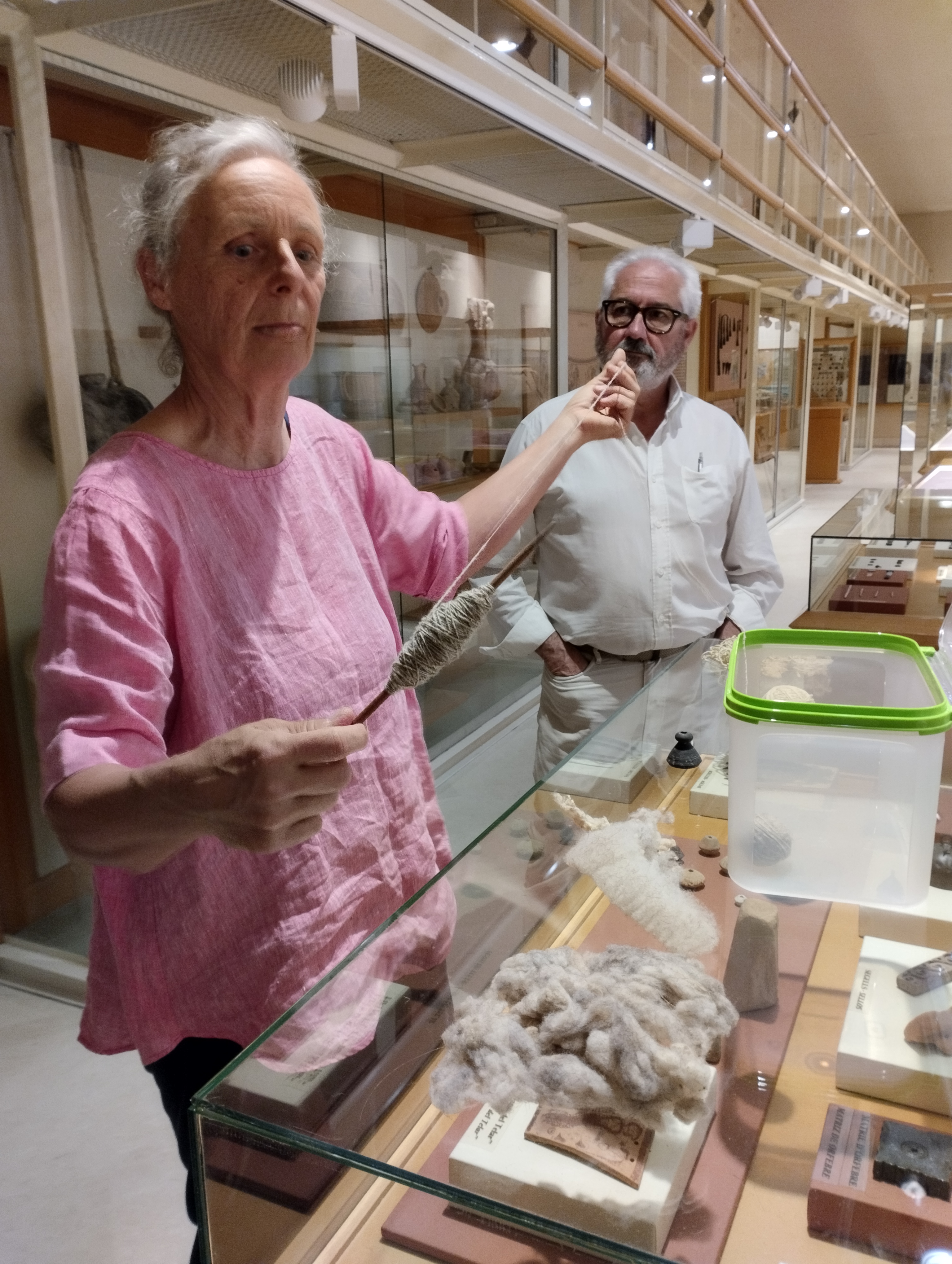 Beate Schneider al museu preparant el teler.