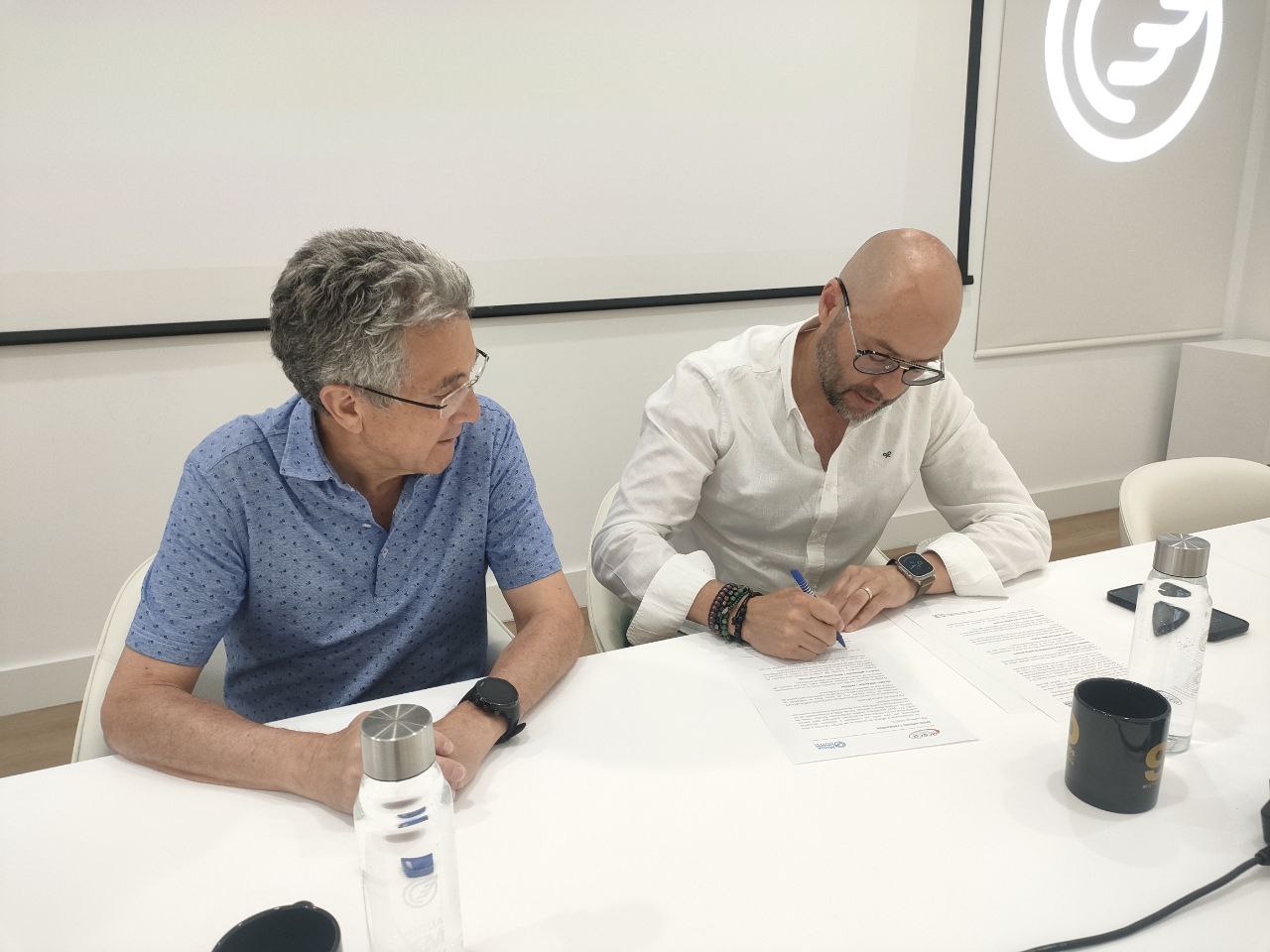  Pep Jordà, de la Fundación Mutua Levante, i Miguel Ángel Llorens president d'ACECA, signen el conveni.