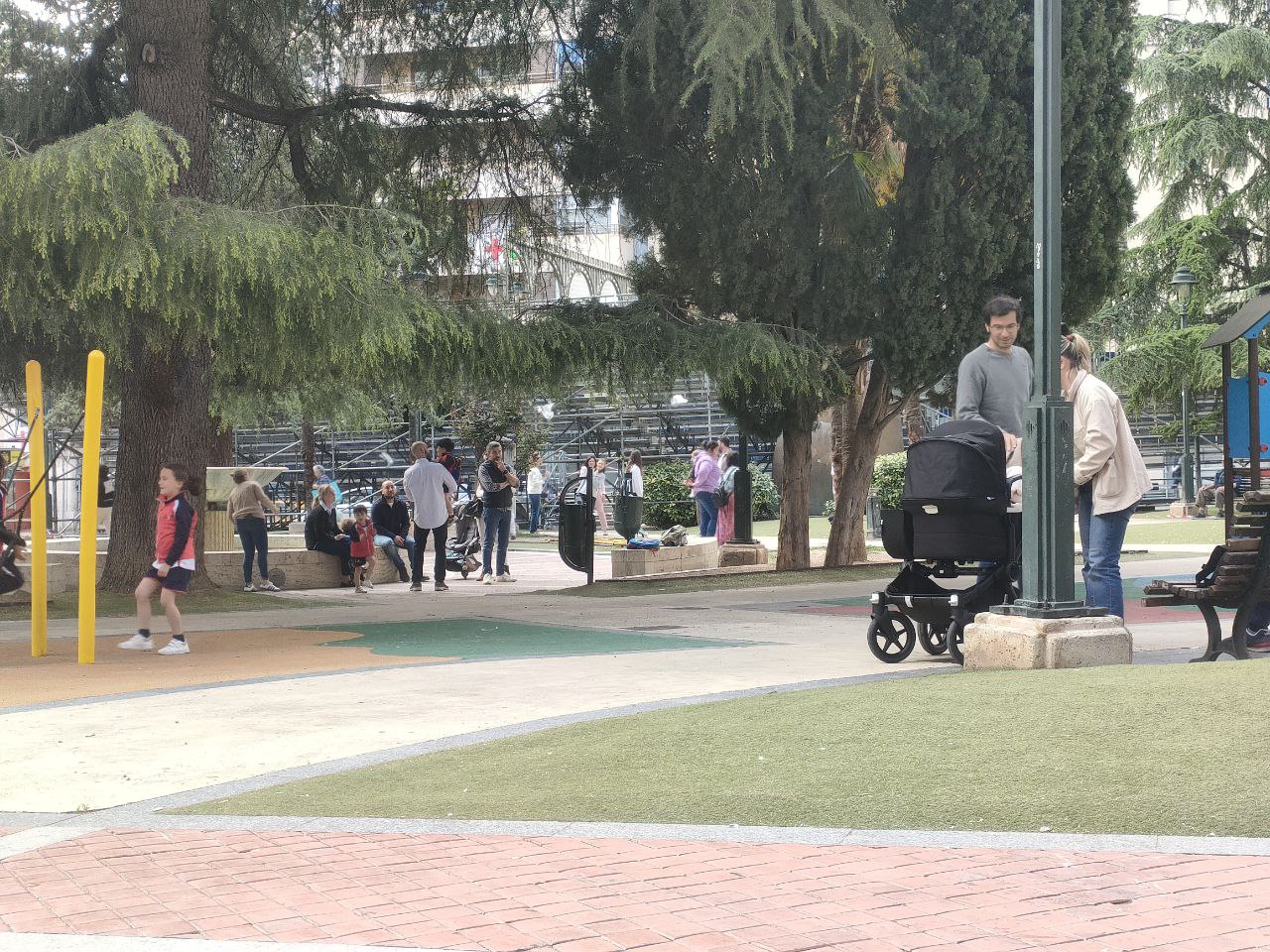 Molta gent als parcs comentant el dia.