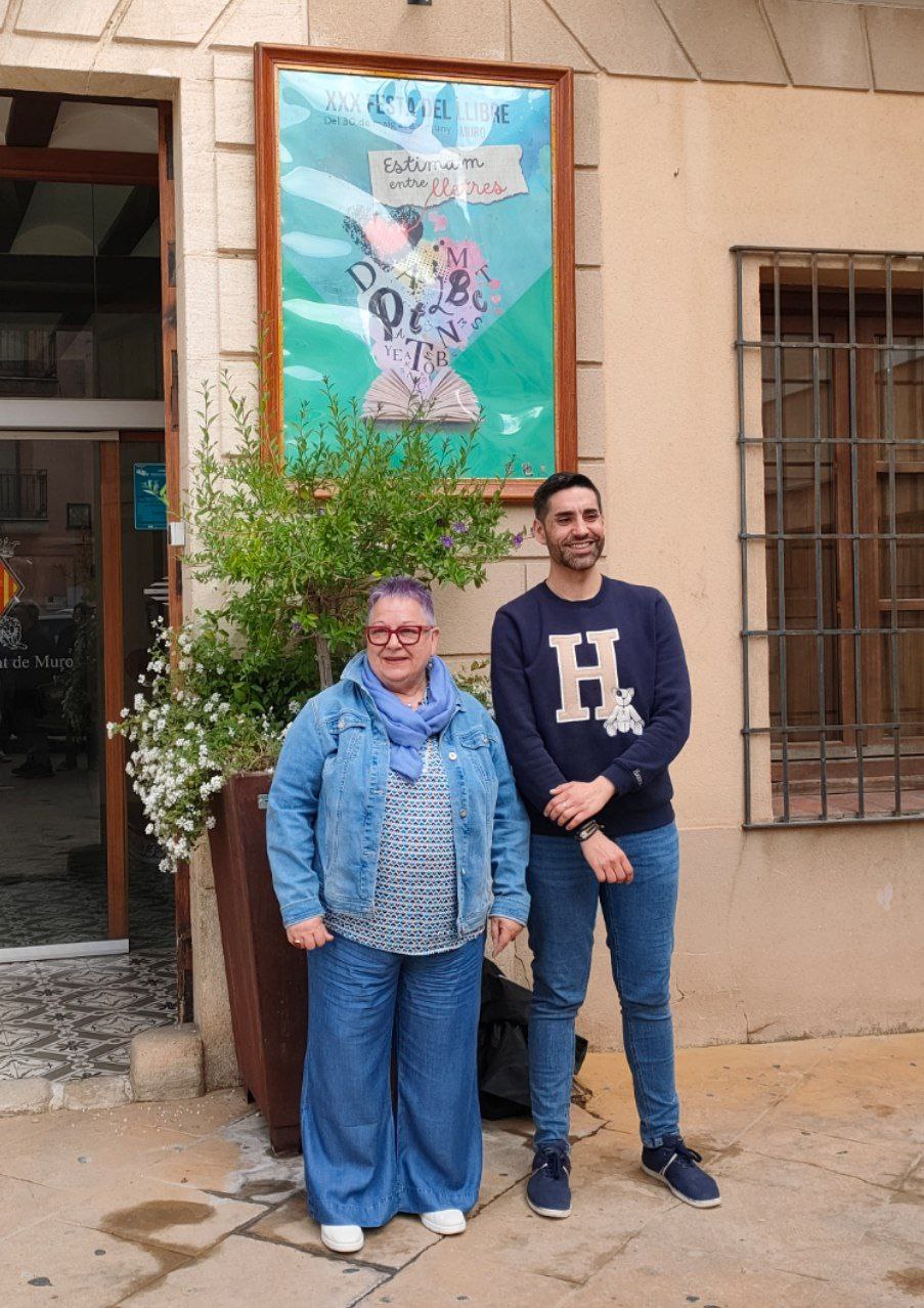 El cartell de la Festa del Llibre ja penja a la façana de l'Ajuntament. 