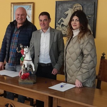 La familia Ruiz Casa amb el president de l'ASJ fent entrega de la imatge de Sant Jordi. | Foto: ASJ