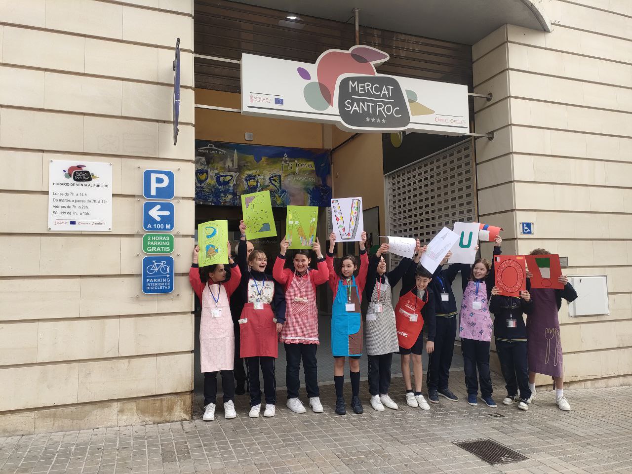 Benvinguda a la porta del mercat als erasmus italians