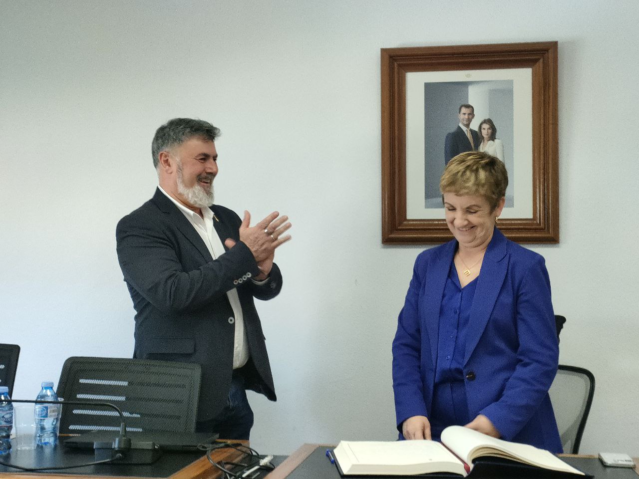 La consellera firma en el llibre d'honor de l'Ajuntament de Muro. 