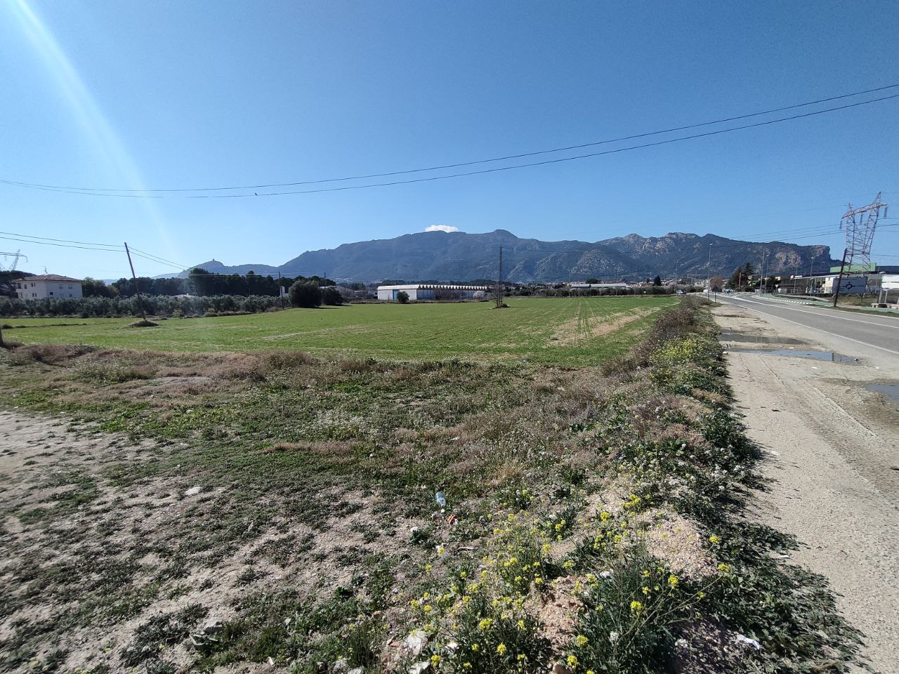 Un dels costats de la carretera a Benàmer