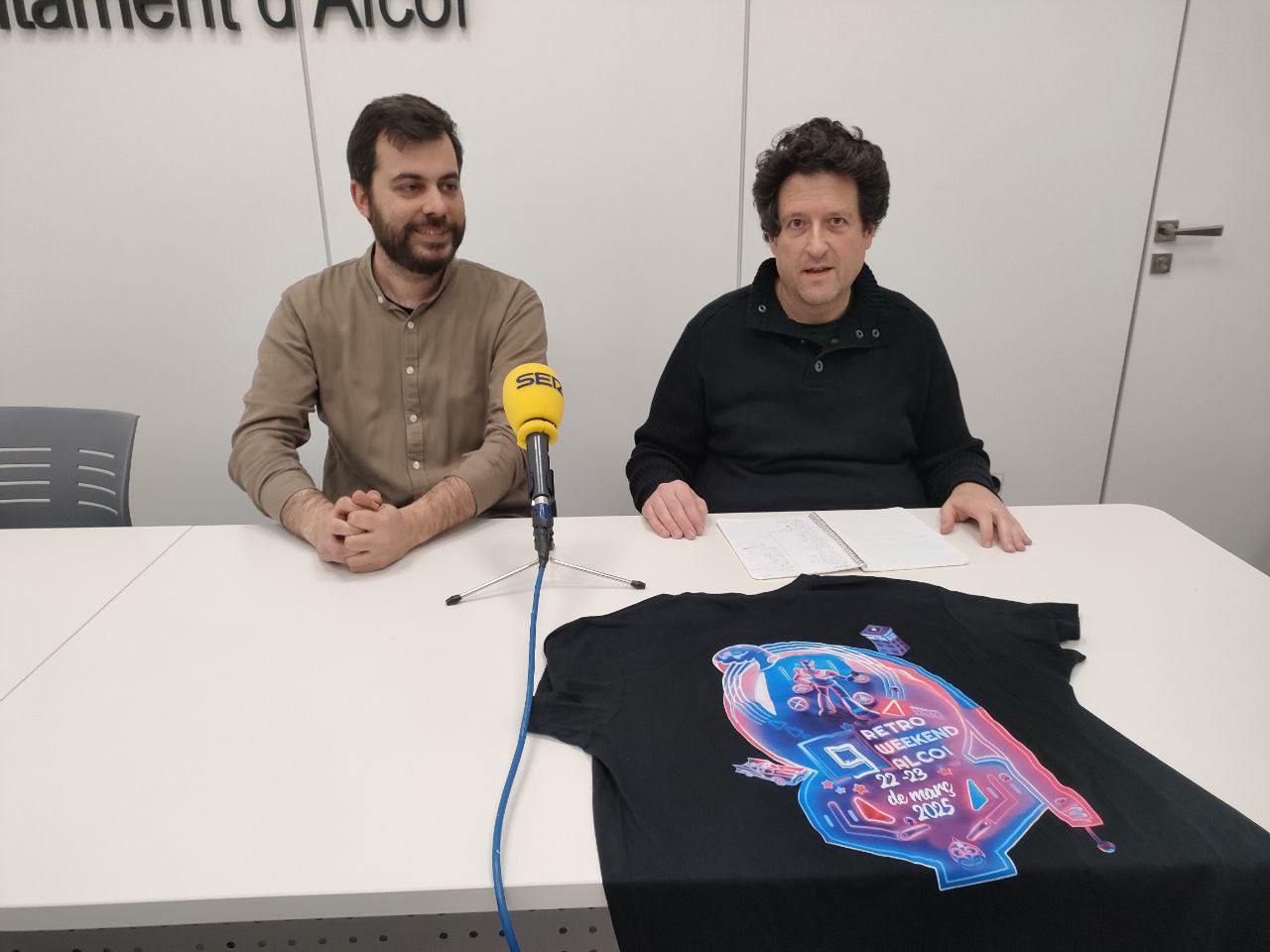 El regidor Carles Sansalvador i l'organitzador Óscar Gisbert presenten la nova edició de la Retroweekend. 