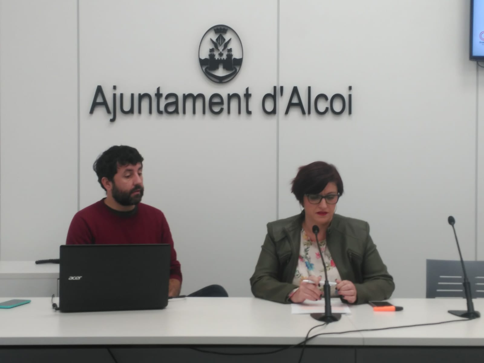 Pablo González i Estefania Blanes, membres de Guanyar Alcoi, presenten la iniciativa davant de la premsa
