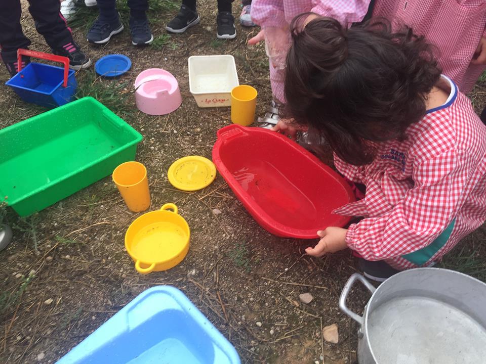 Els alumnes investiguen les possibilitats d'arreplegar gotes de pluja