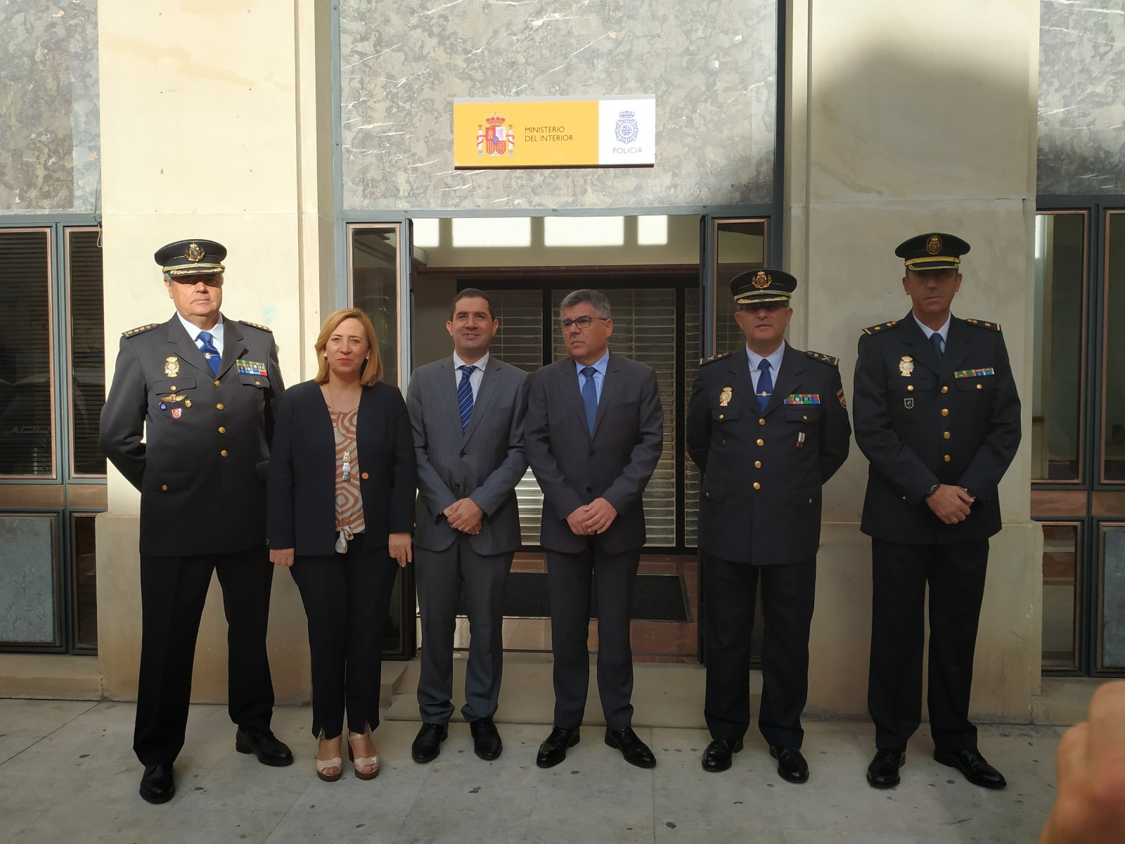 A la dreta de la imatge, Jesús Sánchez en la inauguració de la comissaria a la placeta de les Xiques.