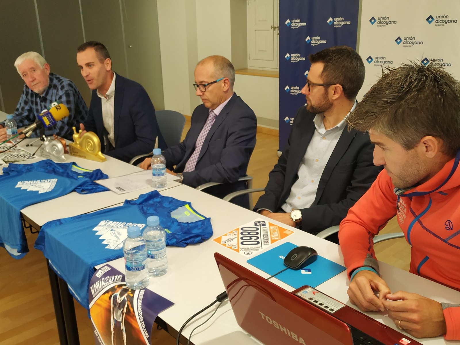 Presentació de les novetats de la Mitja Marató, amb representats de la Federació d'Atletisme, la regidoria d'esports, AITEX i Unión Alcoyana Seguros /AM