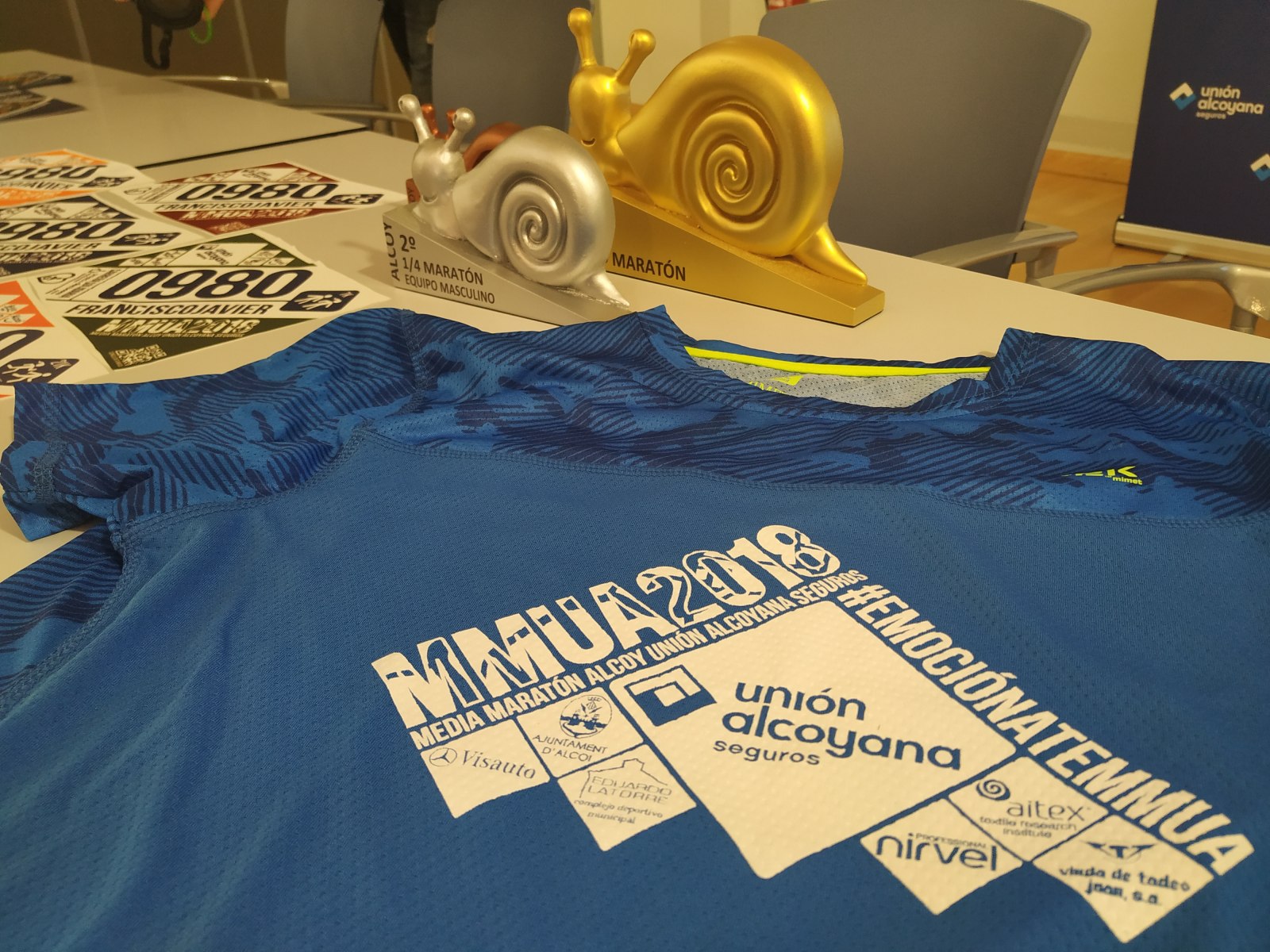 La samarreta de l'edició actual, els trofeus i els nous dorsals /AM