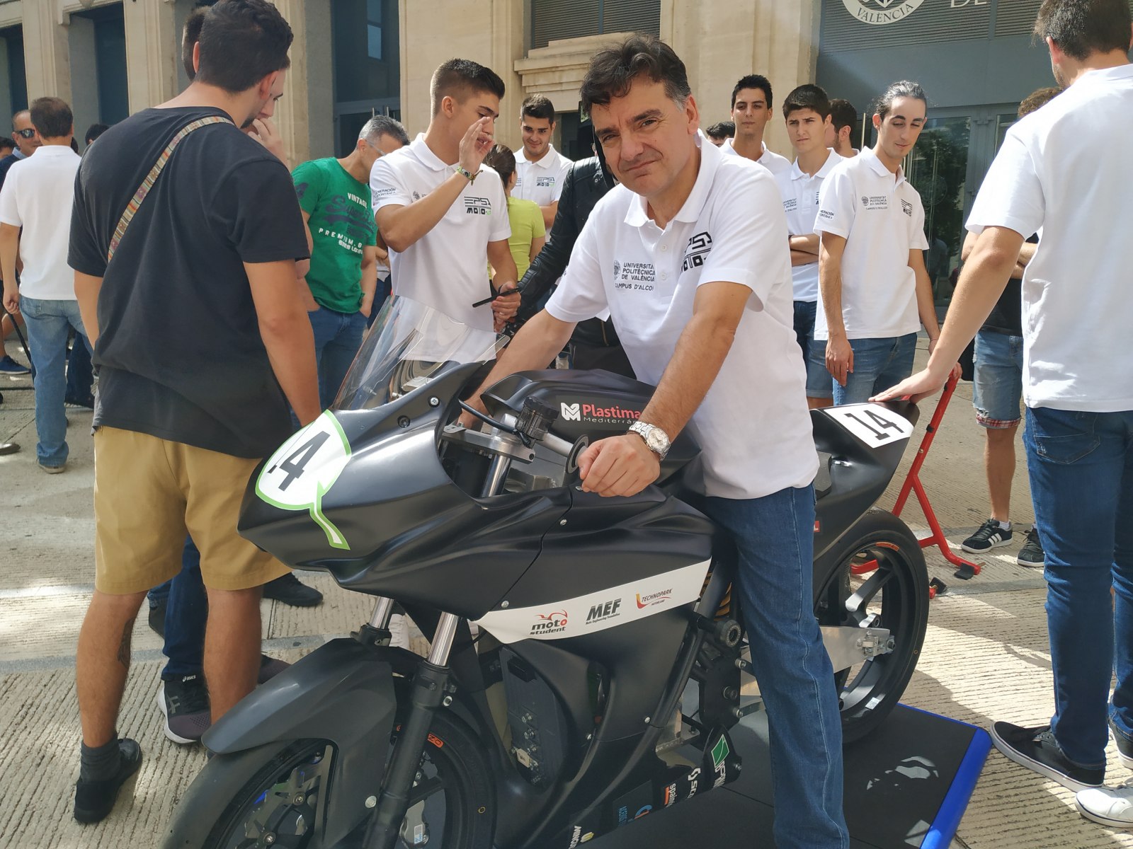 El pilot, Miguel Matarredona, amb la moto eèctrica/AM
