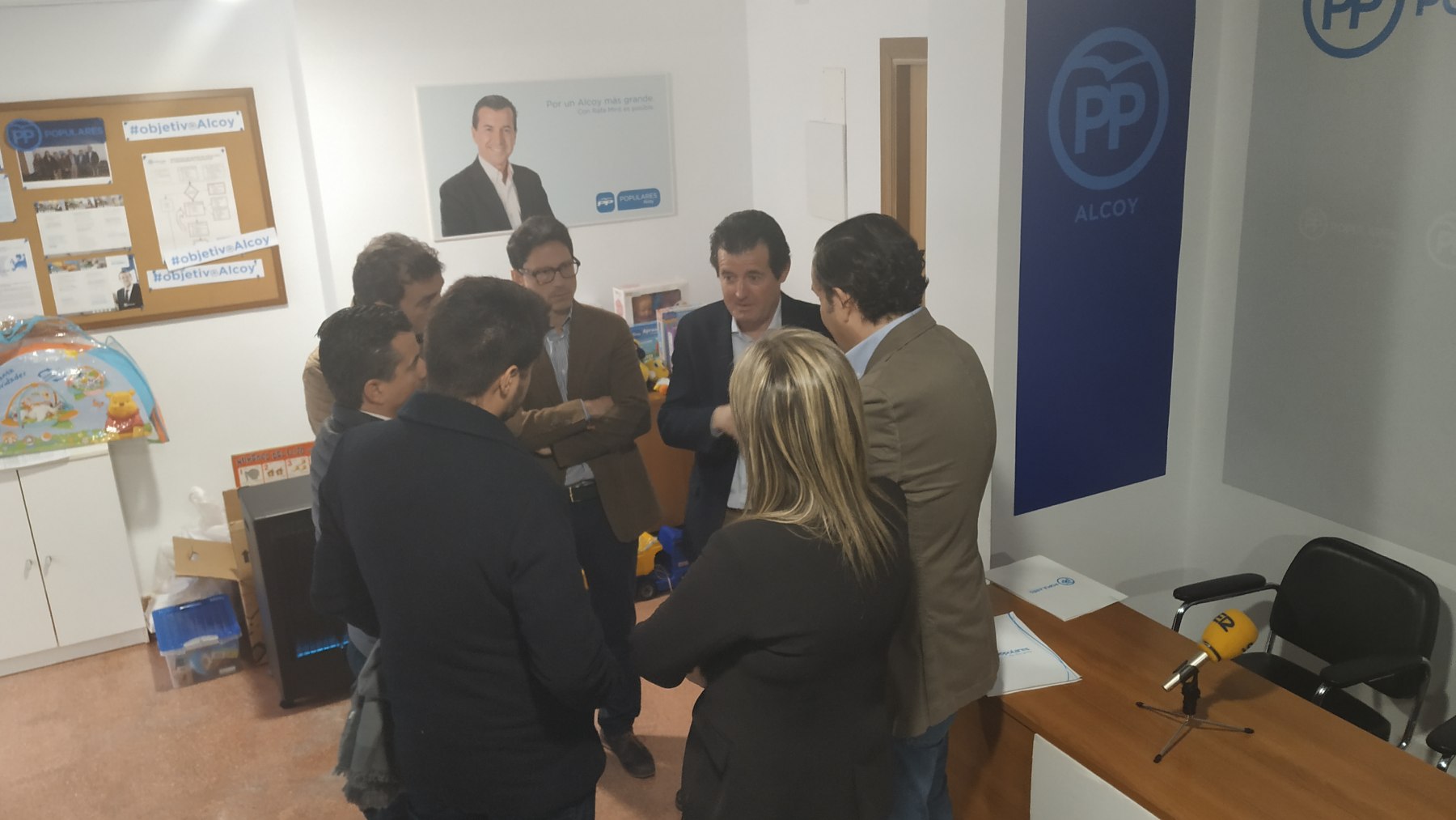 El president provincial José Císcar, amb els alcaldables d'Alcoi i Cocentaina, Quique Ruiz i Ray Montava, i altres membres del partit 