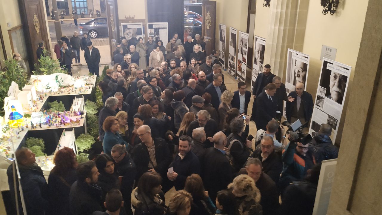 L'exposició al vestíbul de l'Ajuntament, de gom a gom en l'homenatge a Paco Aura /AM