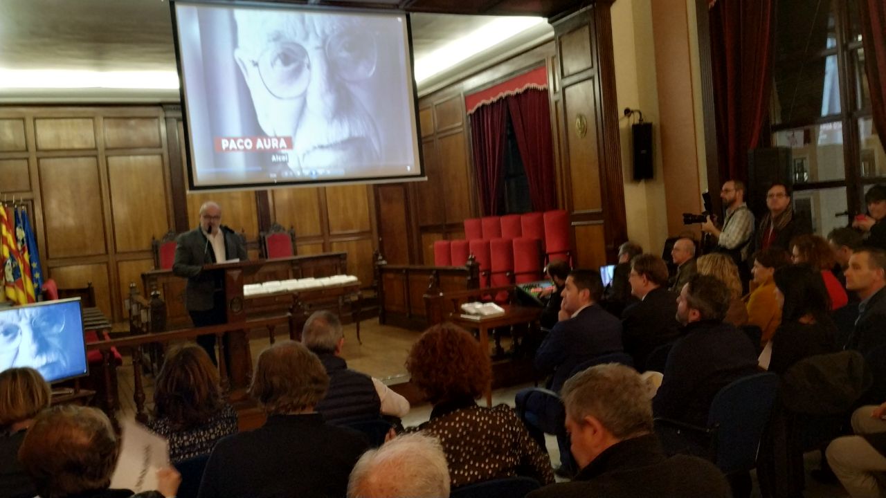 Homenatge a Paco Aura en el saló de plens de l'Ajuntament d'Alcoi