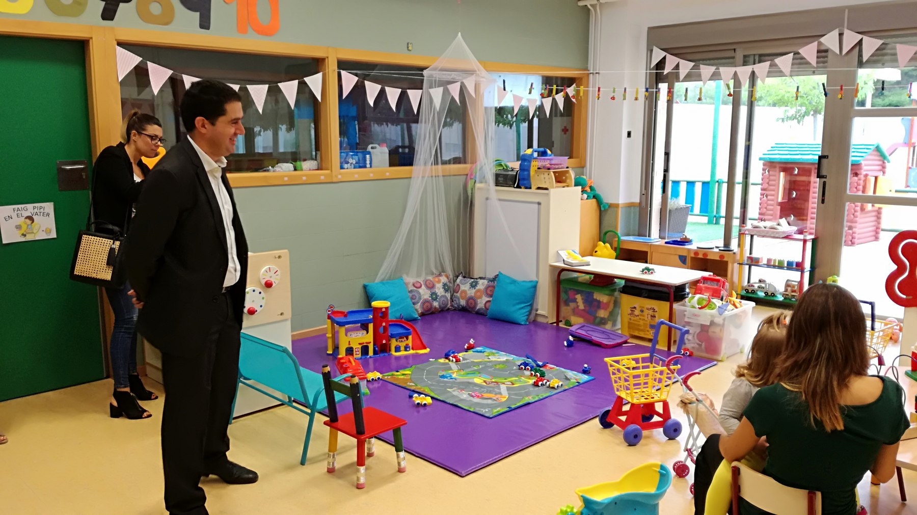 Toni Francés en l'aula de 2 anys del col·legi Miguel Hernández
