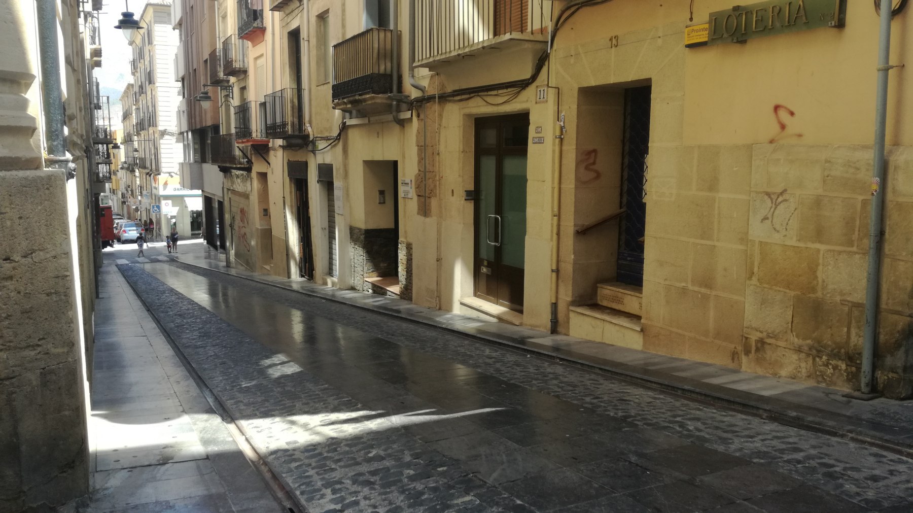 El carerr Sant Francesc, al centre d'Alcoi